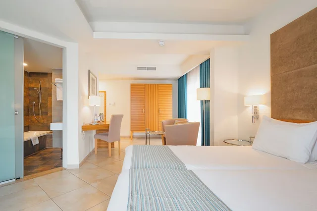 غرفة بسريرين منفصلين بشرفة، Maritim Antonine Hotel and Spa Malta 2/10