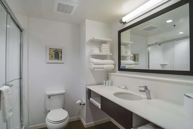 Room, Queen Bed, Accessible, Hampton Inn Chicago North/Loyola Station 2/2