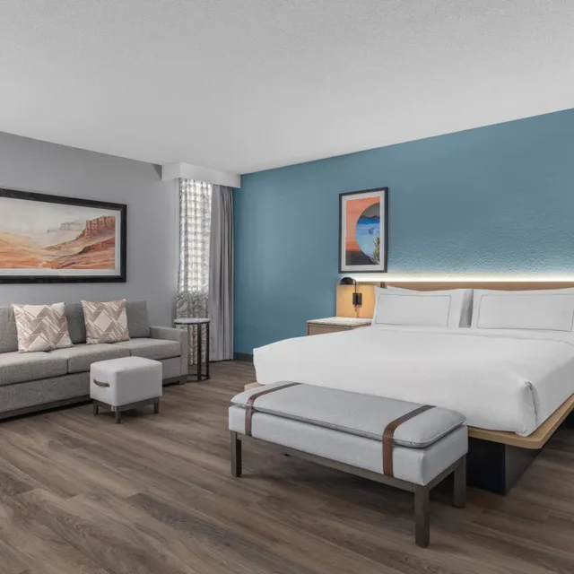 جناح جونيور ركني بسرير كينج بإطلالة على المسبح، DoubleTree by Hilton Phoenix Midtown 1/1