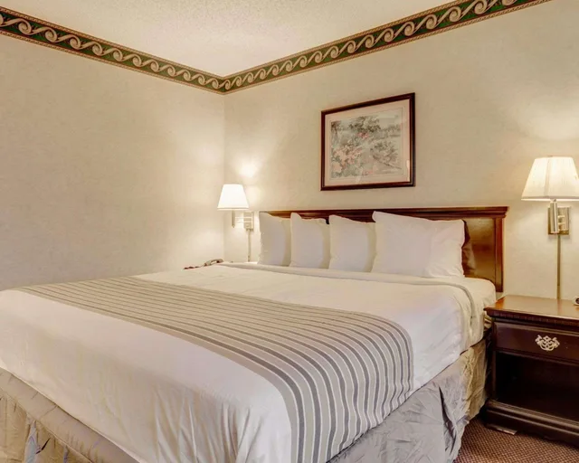 جناح بسرير كينج، Econo Lodge Inn & Suites El Paso West 2/3