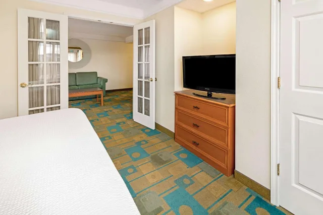 جناح بسرير كينج بغرفة نوم واحدة مع أريكة، La Quinta Inn & Suites by Wyndham Salt Lake City Airport 3/3