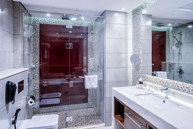 جناح تنفيذي بسرير كينج بغرفة نوم واحدة مع دخول الصالة، Radisson Blu Hotel Dubai Waterfront 3/4
