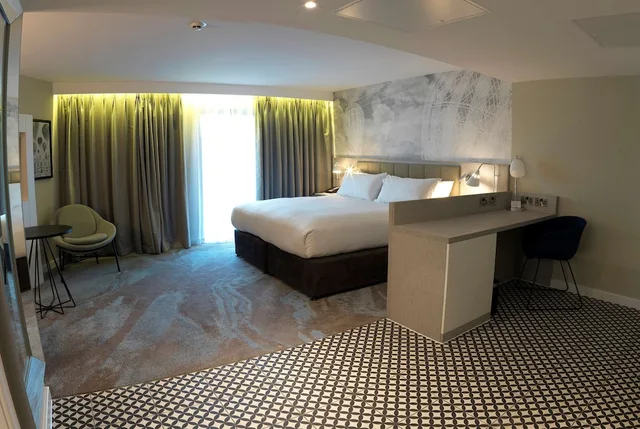 Deluxe, Family, King Bed, Sofa, DoubleTree by Hilton Hotel & Spa Chester 7/10