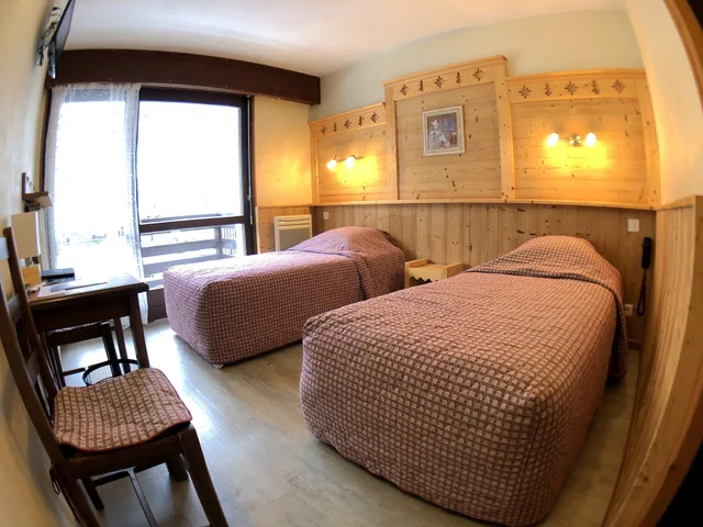 غرفة كلاسيكية بسريرين منفصلين بشرفة، Hotel Le Soly Varnay 5/7