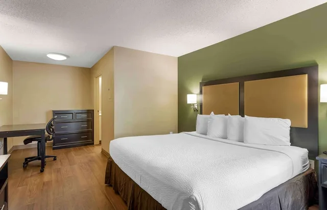 غرفة عصرية بسرير كوين بمطبخ للمدخنين، Studio6 Extended Stay Fishkill Westage Center NY 5/10