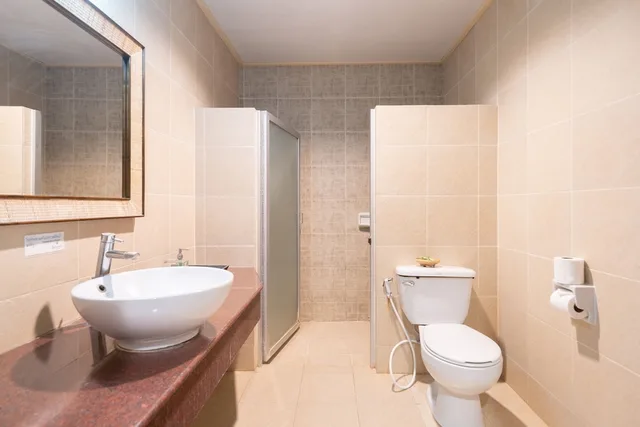 غرفة ديلوكس بسرير كوين وسرير فردي بإطلالة على الحديقة، Thara Cholapruek Resort 3/3