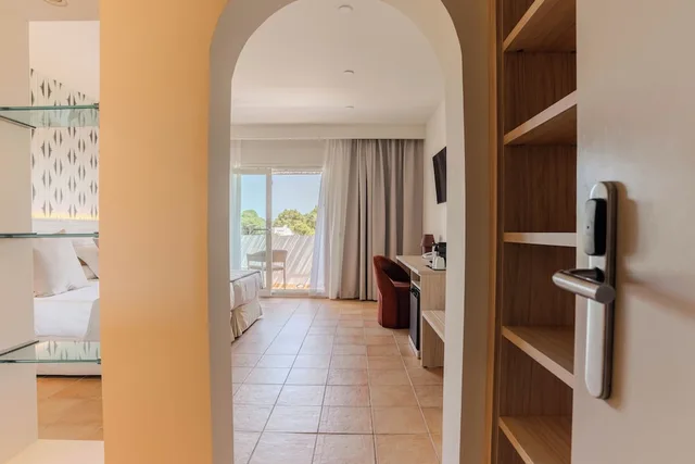 غرفة سوبيريور بسريرين منفصلين بإطلالة على البحر بشرفة، Hotel Cala d Or - Adults Only 10/10