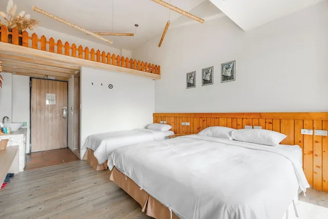 غرفة ثلاثية بسرير كوين وسرير فردي بإطلالة على الجبل بشرفة، Kenting Fairyland & Farm Guest House 6/9