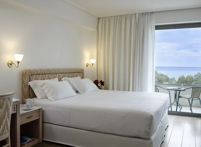 غرفة كلاسيكية بسرير كوين بإطلالة على المسبح، Amarilia Hotel 2/6