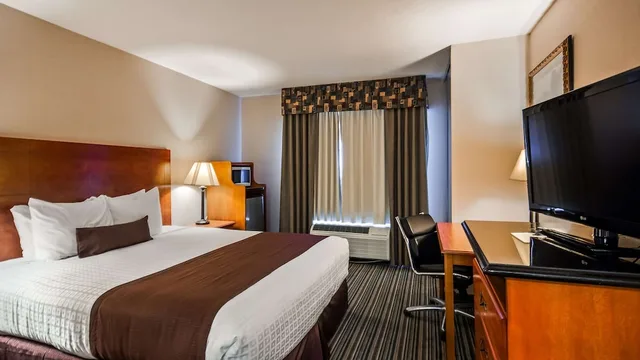 Suite, King Bed, Sofa, Accessible, Best Western Plus Twin View Inn & Suites 3/7