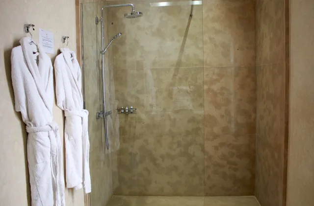 جناح بسرير كوين بإطلالة على المسبح بحمام خاص، Villa Jardins d'Isa 2/2