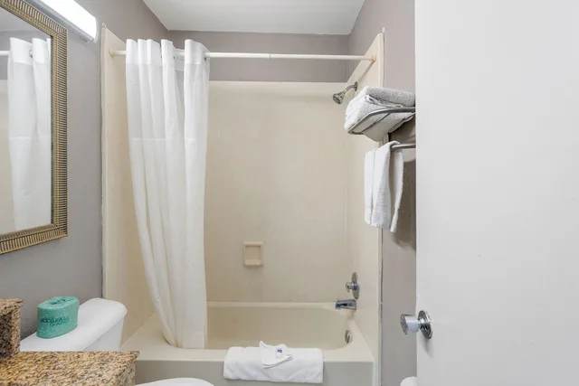 Deluxe, King Bed, Smoking, Red Carpet Inn Philadelphia Airport 8/8