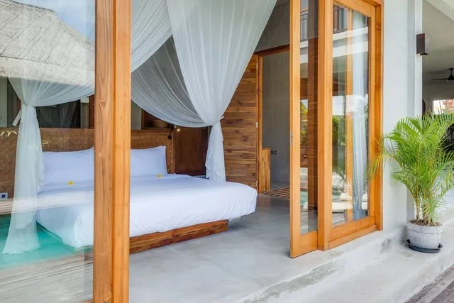 غرفة تنفيذية بسرير كينج بحوض استحمام، Zin Berawa Villas & Bungalows 3/4