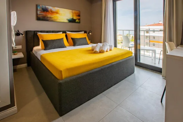 غرفة بسرير مزدوج بإطلالة على البحر بشرفة، First Joy Hotel 1/3