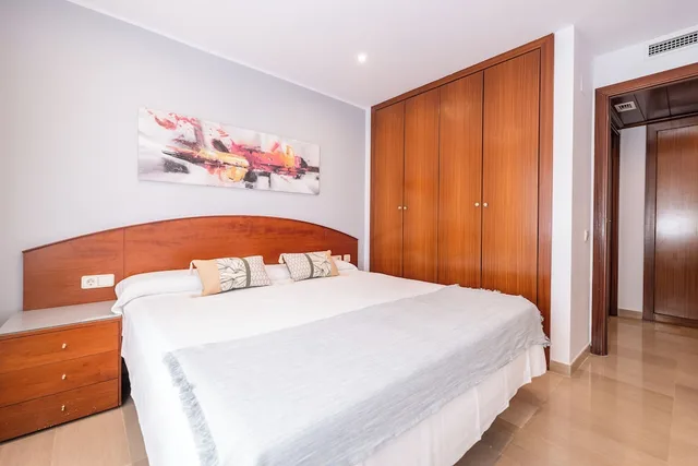 شقة بسرير كينج وسرير فردي بشرفة بغرفتي نوم مع أريكة، Aparthotel Napols 1/3