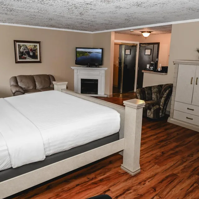 جناح بسرير كينج بحوض جاكوزي، Quality Hotel & Conference Centre Peace River 1/8