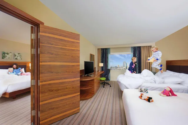 غرفة متصلة عائلية بسرير فردي، Hilton Garden Inn Ras Al Khaimah 1/7