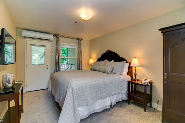Andrew, King Bed، Winchester Inn 1/1