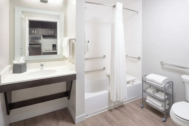 جناح بسرير كينج مع أريكة لذوي الإعاقة، TOWNEPLACE SUITES LATHAM ALBANY AIRPORT 5/9