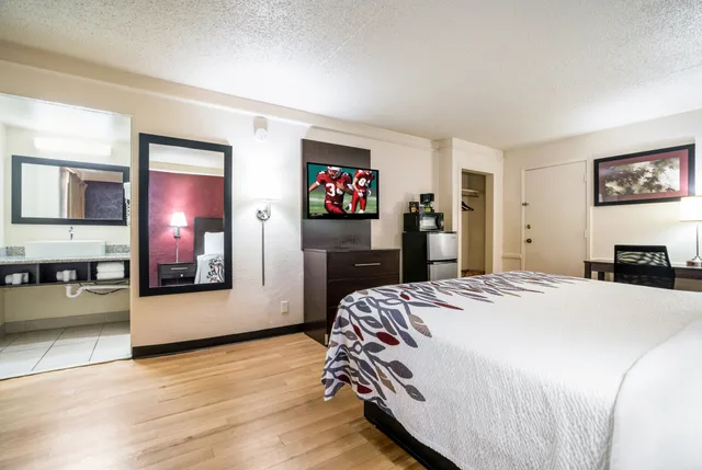 غرفة ديلوكس بسرير كينج للمدخنين، Red Roof Inn Dallas - Richardson 3/8
