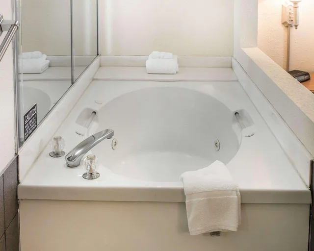 Room, Double Bed, Quality Inn & Suites Monroe 4/5