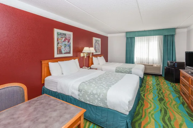 غرفة بسريرين مزدوجين، Days Inn & Suites by Wyndham Arlington Heights 7/10