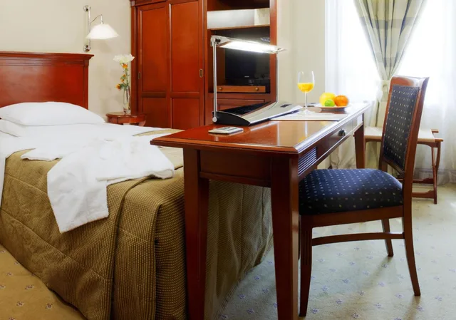 Room, Single, Queen Bed, Best Western Premier Hotel Astoria 6/10