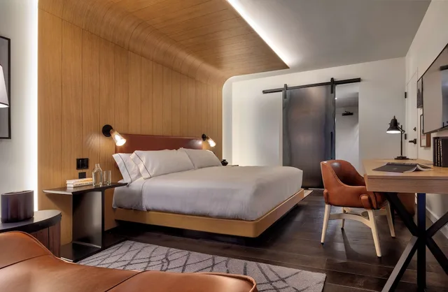 غرفة بسرير كينج بشرفة لذوي الإعاقة، Canopy By Hilton Baltimore Harbor Point 2/3