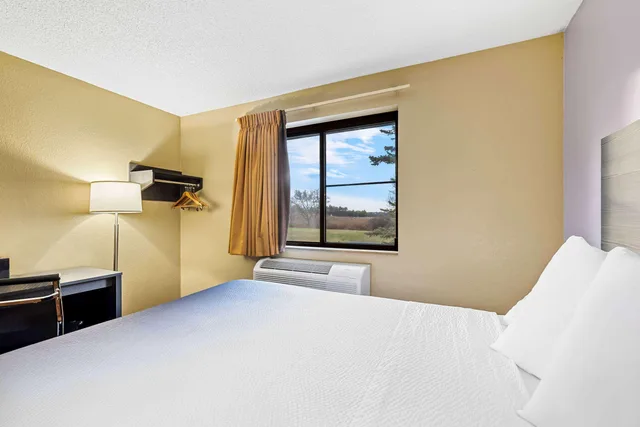 غرفة بسرير كينج، Super 8 By Wyndham Amsterdam 3/4