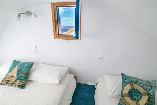 Loft, Caldera and Volcano View، Stelios Rooms 1/4