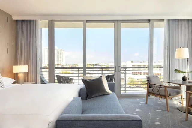 غرفة بريميوم ركنية بسرير كينج بشرفة، Kimpton Hotel Palomar South Beach 2/3