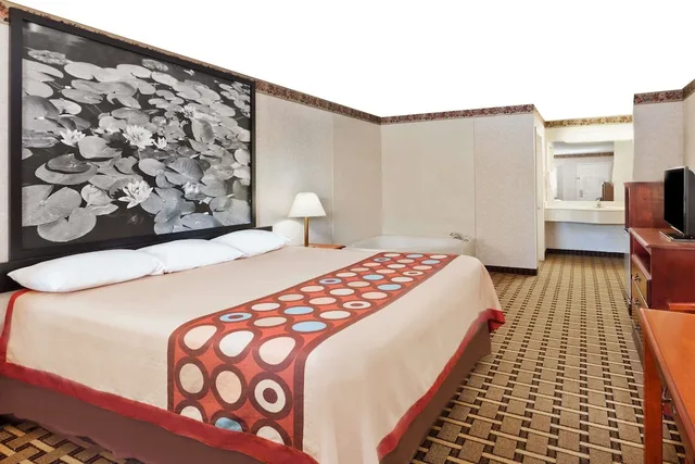 غرفة قياسية بسرير كينج، Super 8 by Wyndham Ft. Oglethorpe GA/Chatt TN Area 1/9
