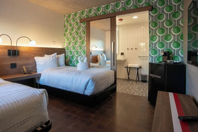 غرفة بسريرين منفصلين في الطابق الأرضي لذوي الإعاقة، The Alice Hotel 3/5