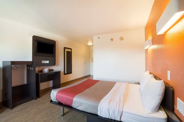 غرفة قياسية بسرير كينج، Motel6 Augusta, GA 4/10