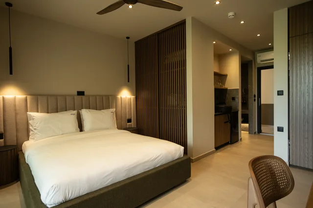 Junior Suite, Outdoor Jetted Tub، Royal Hotel and Suites 4/7