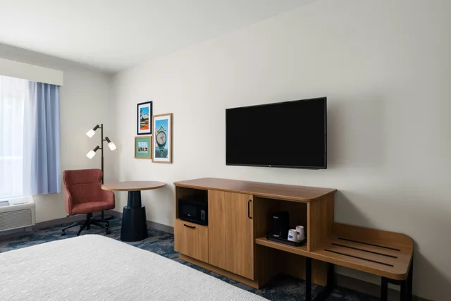 غرفة بسرير كينج مع أريكة، Hampton Inn & Suites Southern Pines-Pinehurst 2/2