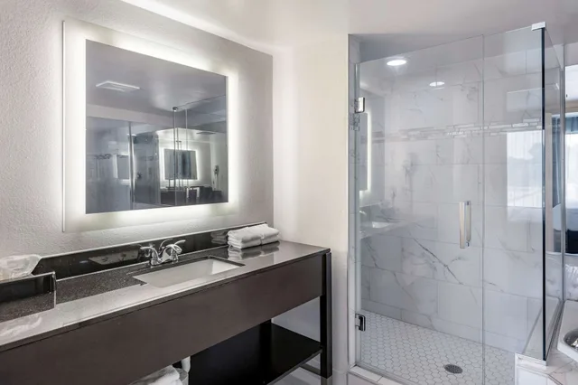 جناح بسرير كينج مع أريكة، Comfort Inn & Suites Grand Blanc/Flint 7/9