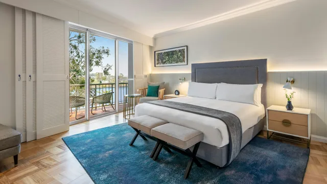 غرفة كلوب بسرير كينج بإطلالة على المرسى، Intercontinental Sanctuary Cove 1/6
