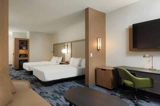 غرفة ديلوكس بسريرين كوين مع أريكة، Fairfield By Marriott Inn & Suites Cincinnati Oakley 2/5