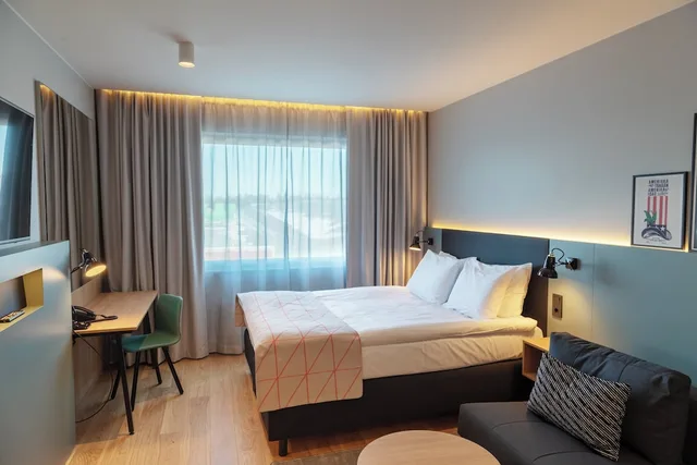 غرفة قياسية بسرير كوين مع أريكة، Holiday Inn Helsinki Expo Ex Holiday Inn Helsinki Exhibition Convention Centre 5/10