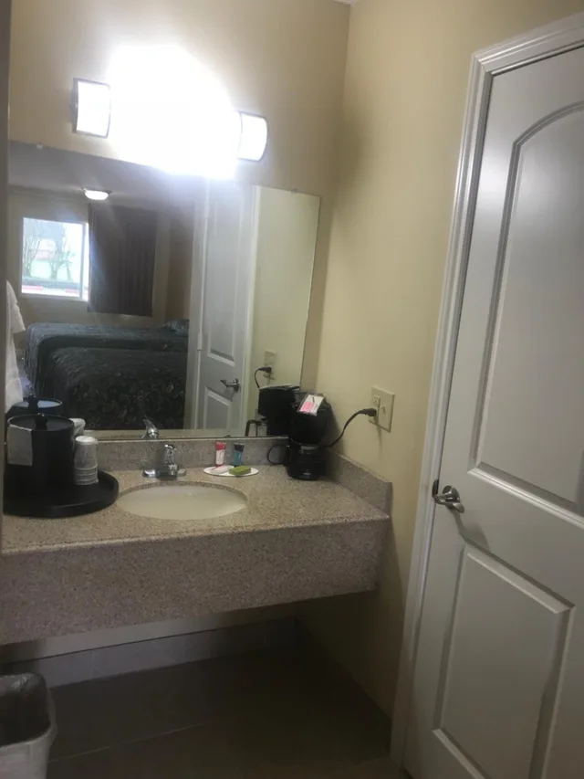 Room, Queen Bed, Navasota Inn 3/3