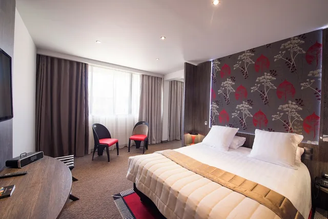 Junior Suite, King Bed, Sofa, Best Western Premier Patio Des Artistes 4/10
