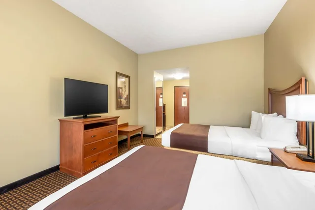 غرفة بسريرين كوين بحوض استحمام لذوي الإعاقة، Best Western Plus Grand Island Inn & Suites 2/5