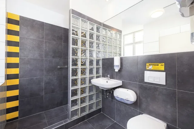 Room, 6 People, 3 Bunk Beds, Private Bathroom، The Hive Party Hostel 1/1