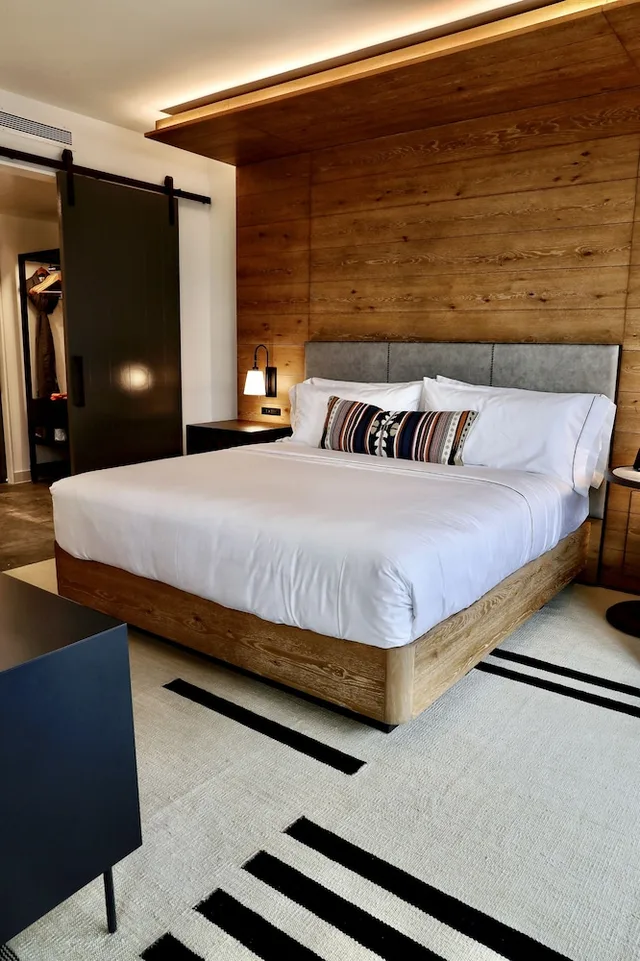غرفة بريميوم بسرير كينج، Canopy By Hilton San Antonio Riverwalk 2/8
