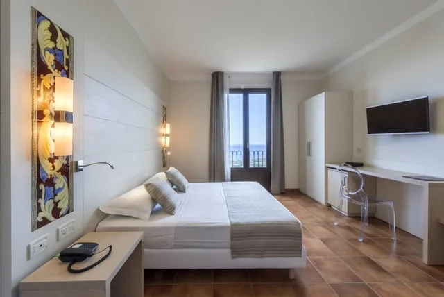 جناح بسرير مزدوج بإطلالة على البحر مع أريكة، Parco Degli Aromi Resort Spa 4/8