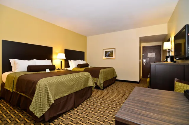 غرفة بسريرين كوين بحوض استحمام لذوي الإعاقة، Best Western Plus the Inn And Suites At the Falls 1/10