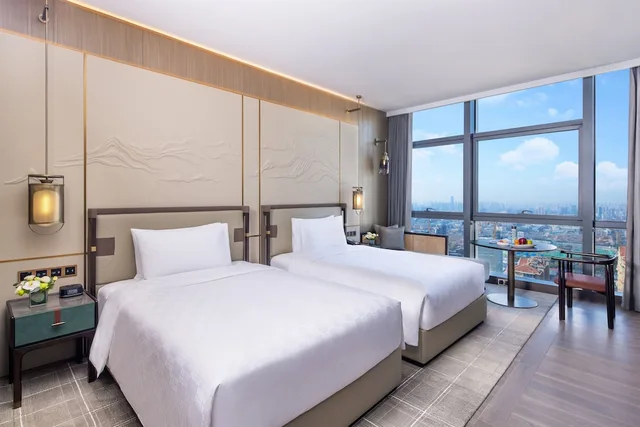 غرفة بريميوم بسريرين منفصلين بإطلالة على المدينة، HUALUXE Qingdao Licang, an IHG Hotel 1/8