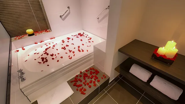 جناح استوديو سوبيريور بسرير كينج بجاكوزي، AZ HOTEL 2/2