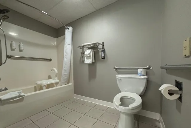 غرفة بسرير كينج لذوي الإعاقة، Super 8 by Wyndham Mt. Carmel IL 8/10